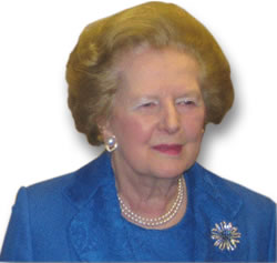 Baroness Thatcher in Perlen und Edelsteinbrosche