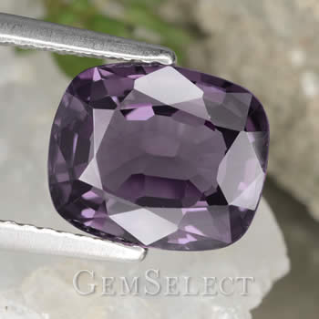 Piedra preciosa de espinela morada en forma de cojín