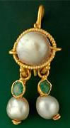 Roman earring with pearls and emeralds