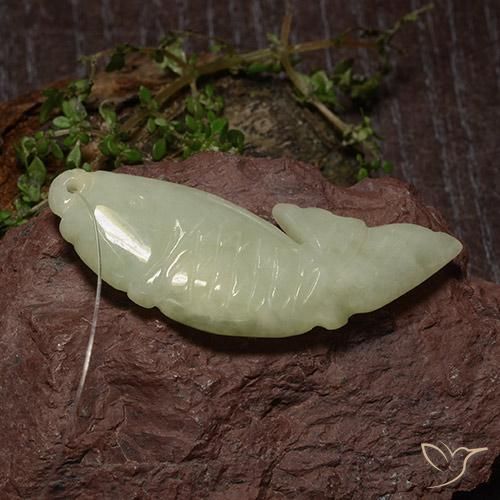 Jaune verdâtre Jadéite gemme - 31.9ct Poisson gravé avec trou (ID: 485058)