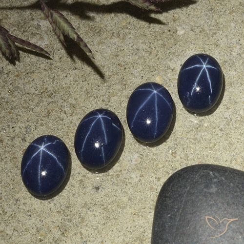 ディープブルー スターサファイア 宝石 - 0.9ct オーバル カボション (ID: 490219)
